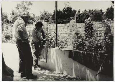 رجلان في مخيم للاجئين الفلسطينيين، لبنان