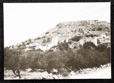 صورة لبيوت قديمة على جبل في اليونان