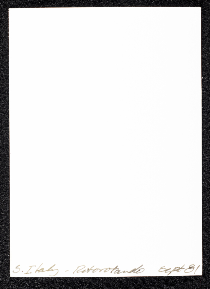 سعاد العامري بين مباني قديمة في حي ألبيروبيلو في ايطاليا