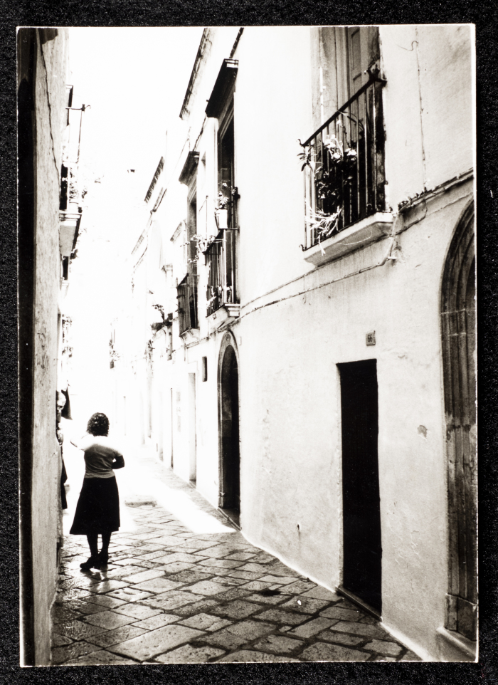 سعاد العامري بين مباني قديمة في حي ألبيروبيلو في ايطاليا