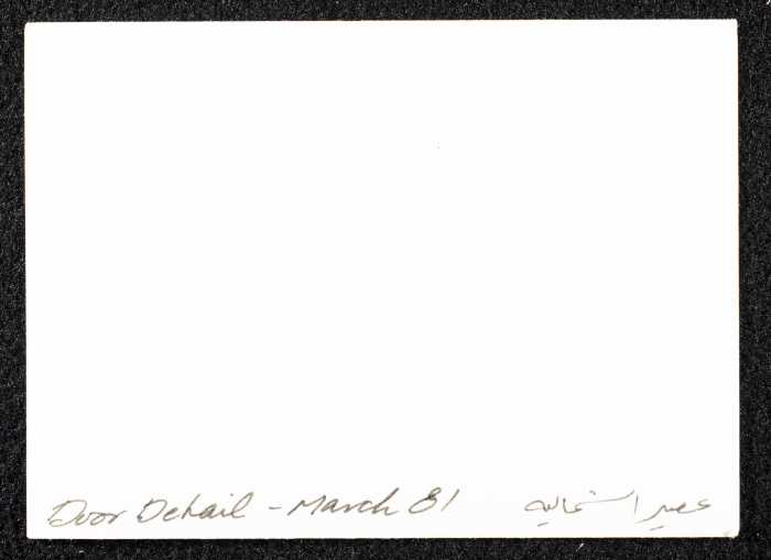 صورة تظهر تفاصيل الفن المعماري لباب منزل قديم في عصيرة الشمالية