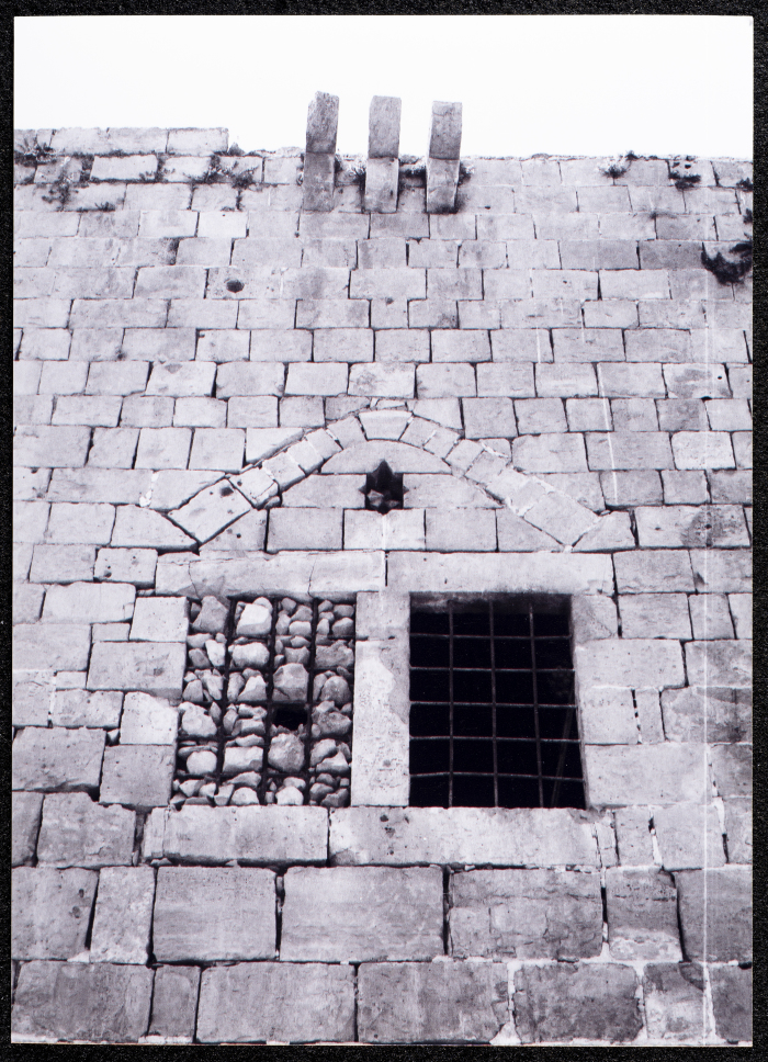 صورة تظهر الفن المعماري في بناء الشبابيك لمنزل في عبوين