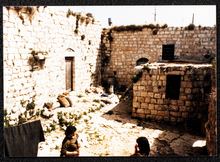 حوش الرابي في قرية دير غسانة 