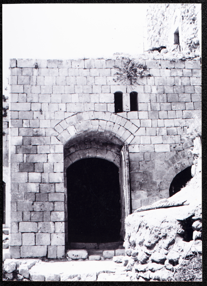 صورة لباب منزل قديم في عبوين