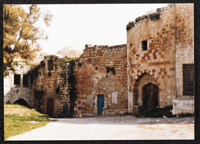 صورة لقصر صالح البرغوثي في قرية دير غسانة