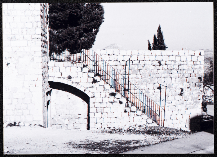 صورة لقصر صالح البرغوثي في قرية دير غسانة