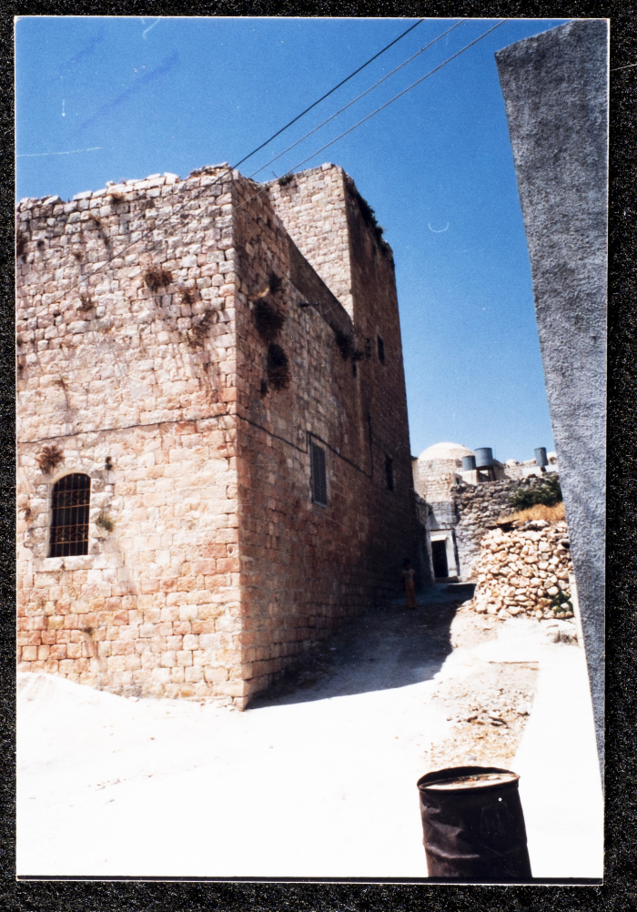 صورة لقصر صالح البرغوثي في قرية دير غسانة