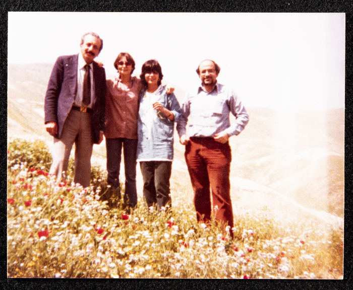 صورة لجورج تماري، وليزا تراكي، وريتا وجورج جقمان، رام الله، ثمانينيات القرن العشرين