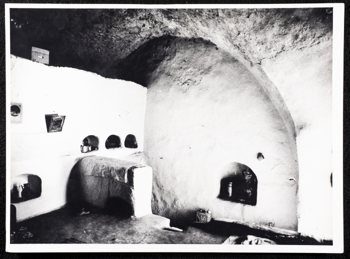 خابية قديمة في قرية دير غسانة 