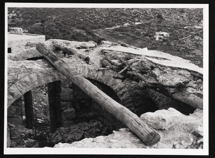 سقيفة خشبية لِـ بيت قديم 