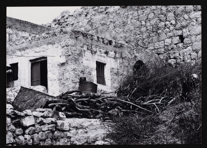 صورة لأم خضر شماسنة في قرية قطنا قضاء القدس