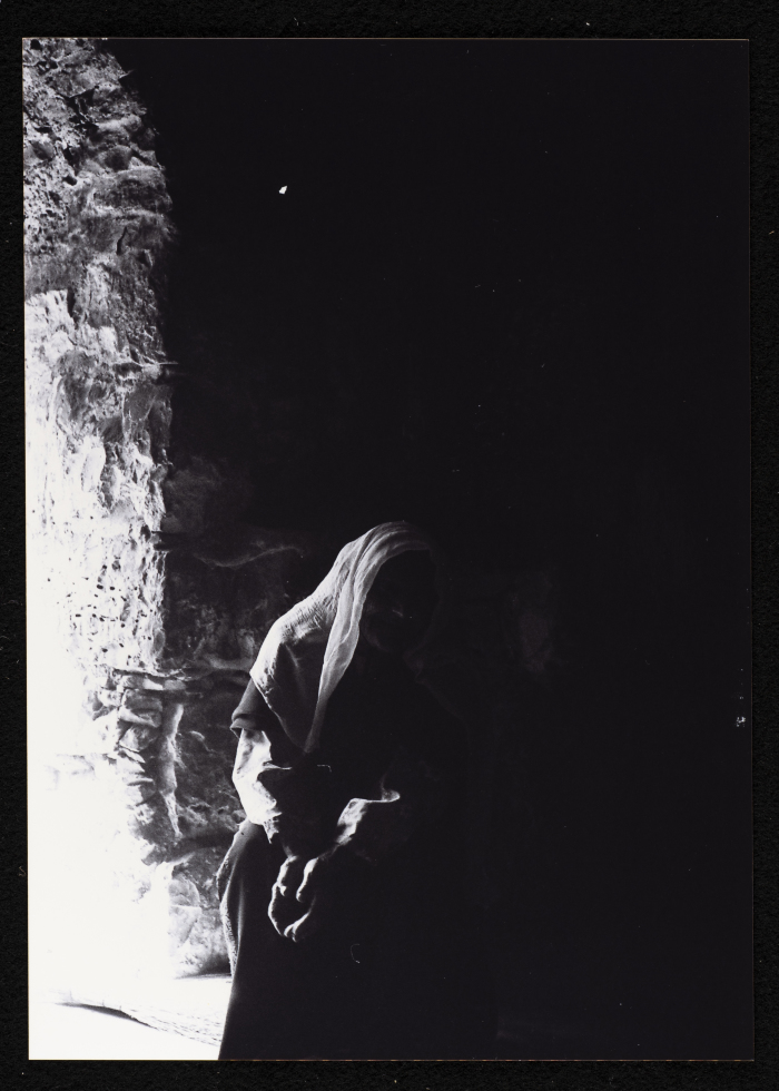 صورة لأم خضر شماسنة في قرية قطنا قضاء القدس