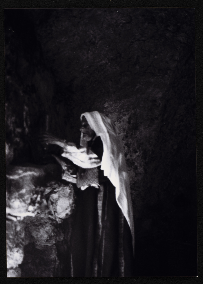 صورة لأم خضر شماسنة في قرية قطنا قضاء القدس