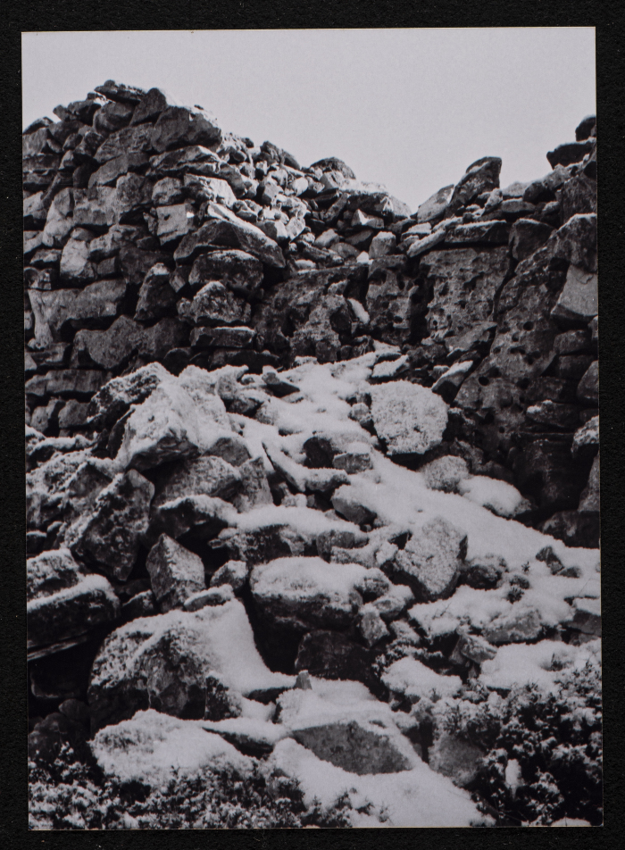 مشهد عام لتراكم الثلوج على الطريق بين رام الله وبيرزيت 