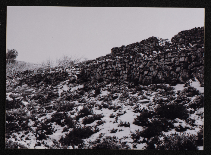 مشهد عام لتراكم الثلوج على الطريق بين رام الله وبيرزيت 