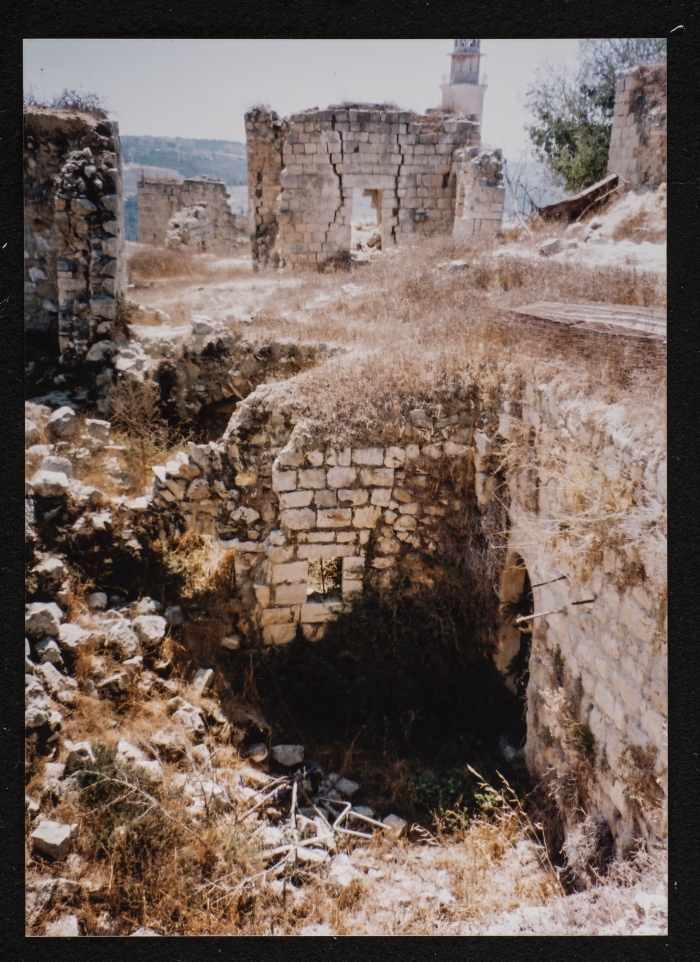 صورة لقلعة الخطيب في قرية بيت إكسا، شمال غربي القدس
