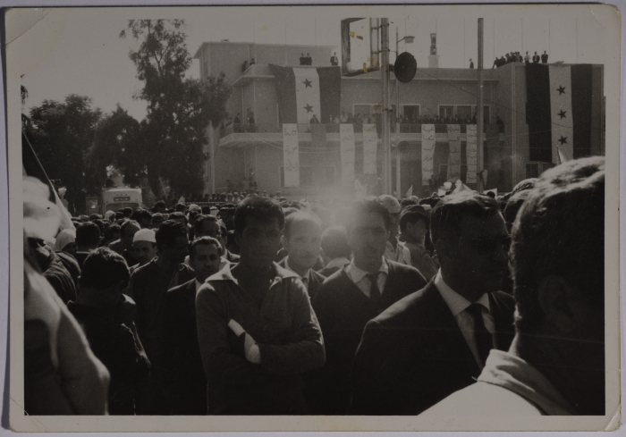 أشخاص يشاركون في مظاهرات في دمشق ضد حلف بغداد