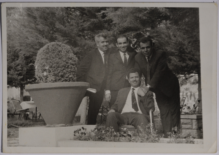 الشاعر راجح السلفيتي مع أصدقائه  في إحدى متنزهات دمشق 