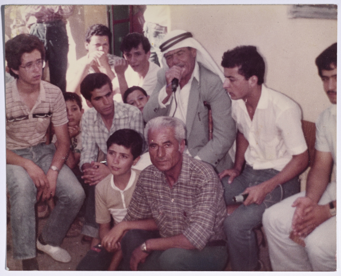 صورة لراجح السلفيتي وهو يغني في عرس ابن اخته نظام 