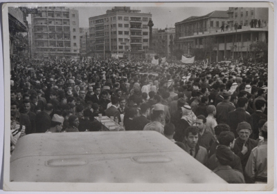 صورة لجمهور من المتظاهرين في إحدى مظاهرات دمشق ضد حلف بغداد 