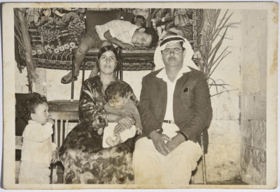 الشاعر راجح السلفيتي وزوجته وابنته عندليب في حفل زفاف ابنة أخته 