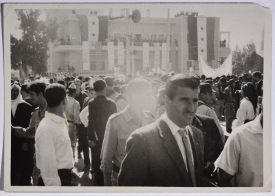 صورة لتجمع  أشخاص مظاهرة أمام أحد المباني في دمشق 