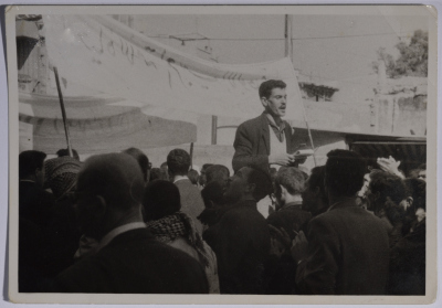 شخص يقوم بالهتاف في المظاهرات ضد حلف بغداد 