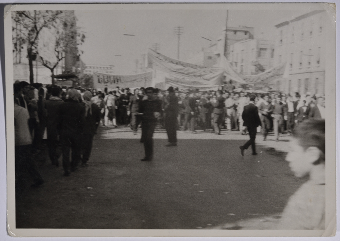 حشد من المتظاهرين يسيرون حاملين يافطات ضد حلف بغداد في دمشق 