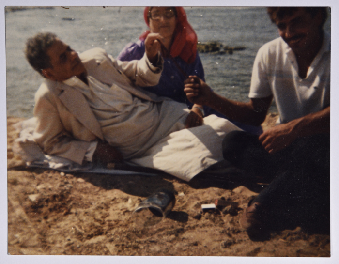 راجح السلفيتي وزوجته على شاطئ عكا 