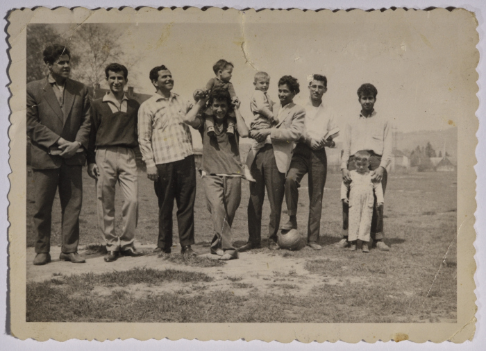 راجح السلفيت مع مجموعة من أصدقائه في تشيكوسلوفاكيا