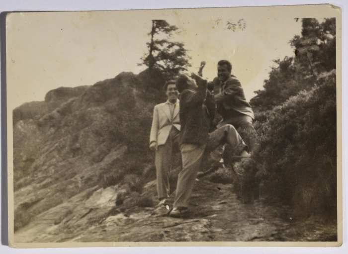 راجح السلفيتي وأصدقاءه  خلال رحلة في الطبيعة