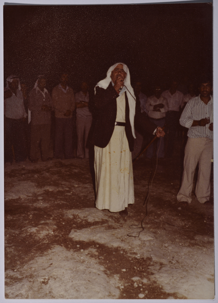 راجح السلفيتي وهو يؤدي وصلة زجلية في فرخة 