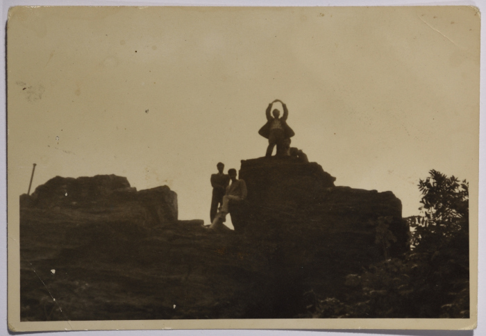 راجح السلفيتي وأصدقاءه في أحد المناطق البرية في سلفيت 