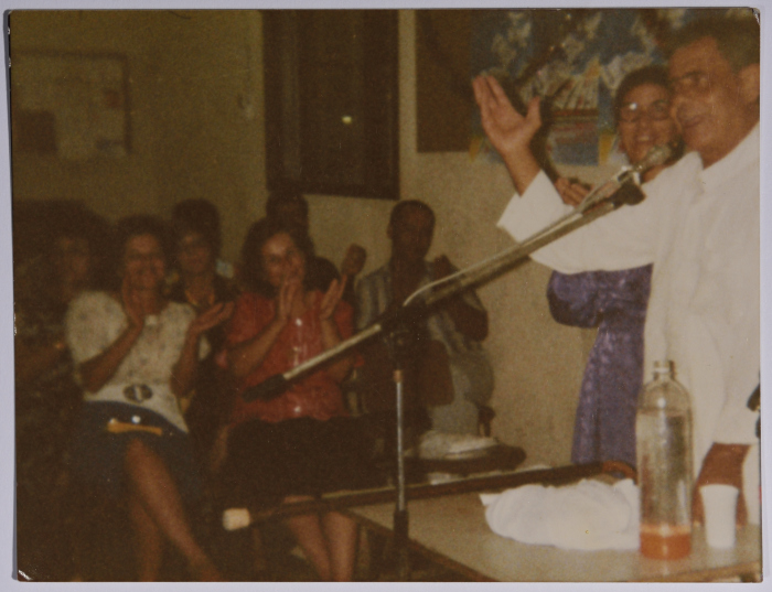 راجح السلفيت يلقي شعر في مؤتمر لدعم الانتفاضة في مدينة عكا 