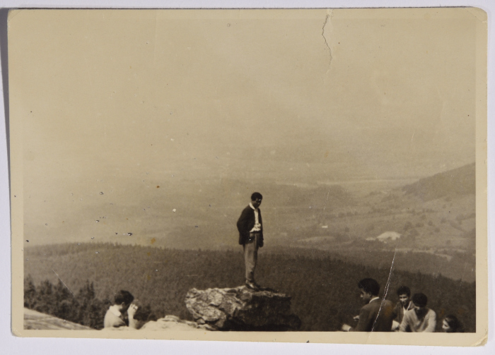 راجح يقف أعلى صخرة في سلفيت