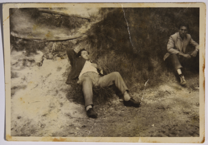 راجح السلفيتي وهو يجلس أرضا 