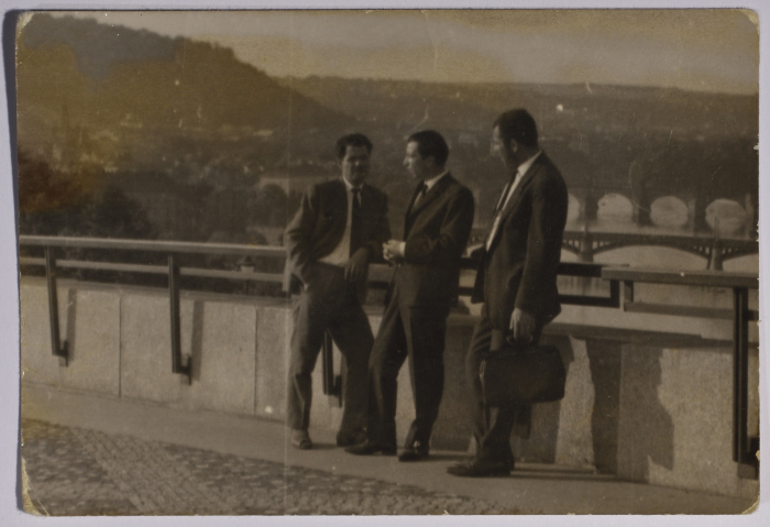 راجح السلفيتي مع صديقاه يقفون أعلى جسر في تشيكوسلوفاكيا