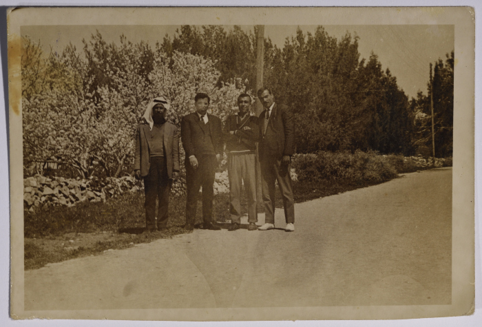 راجح السفيتي مع أصدقائه في بلدته سلفيت