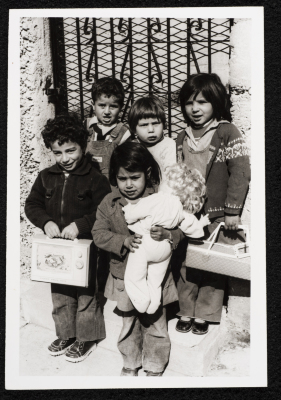 مجموعة من طلاب روضة الزهور في مدينة القدس