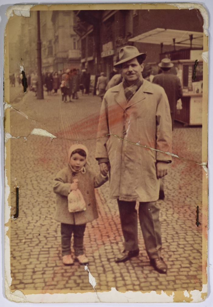 راجح السلفيتي يمسك بيد طفلة 