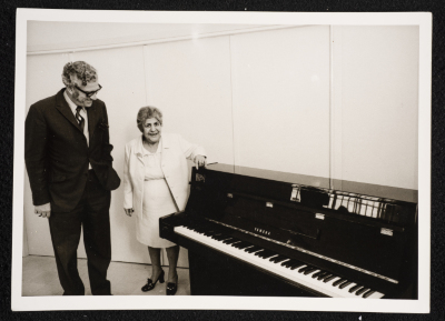 إليزابيث ناصر برفقة القنصل السويدي بروستروم خلال استلام بيانو، تبرعت فيه الحكومة النرويجية