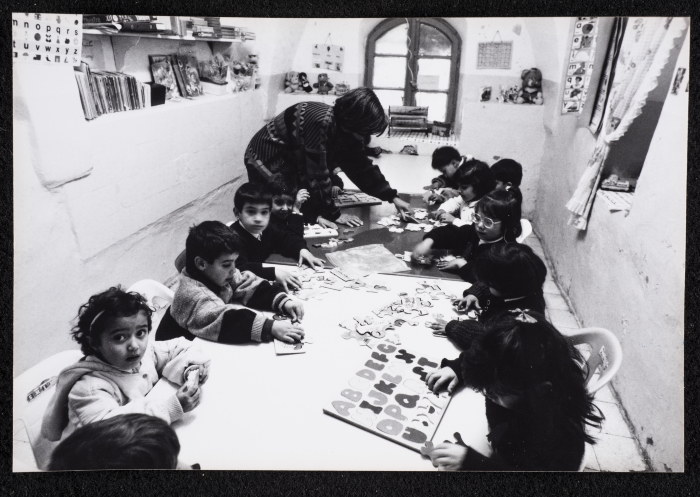 المعلمة هالة شبيطة مع طلابها في روضة الزهور