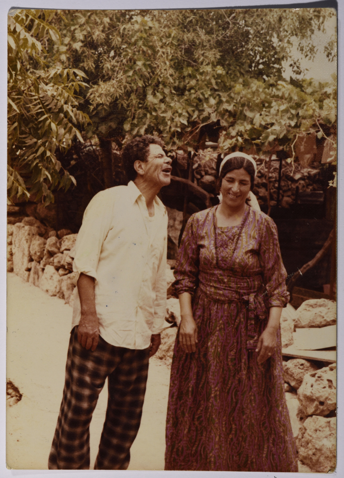 راجح السلفيتي وزوجته في حديقة منزلهم