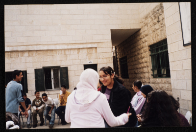 احدى طالبات مدرسة روضة الزهور في القدس 