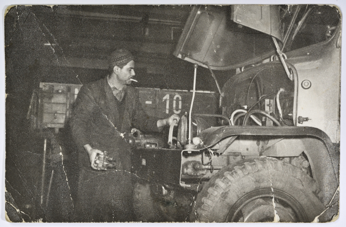 راجح السلفيتي وهو يصلحح مركبة 