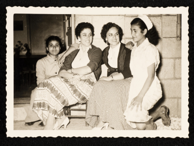 صورة لمعلمات المدرسة برفقة طالبتين، روضة الزهور،1952،القدس 