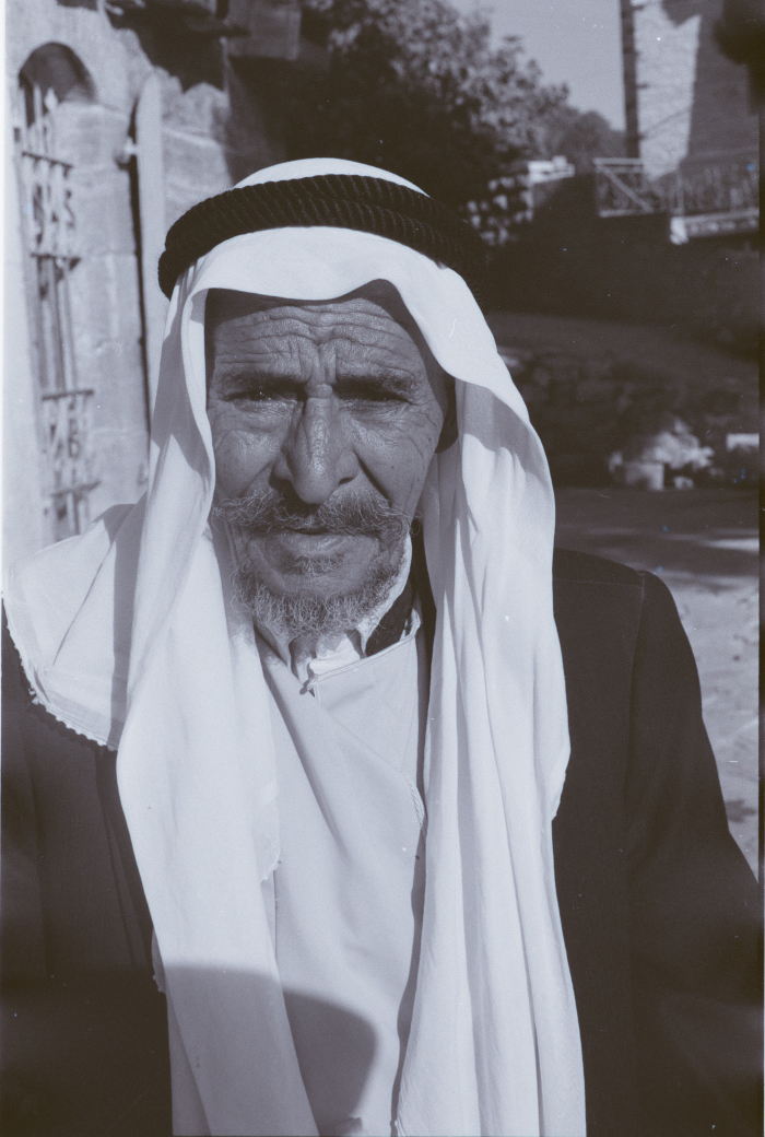 رجل مسن بالزي التقليدي الفلسطيني، سبعينيات وثمانينيات القرن العشرين
