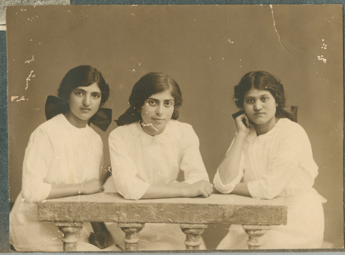 نساء من عائلة ميخائيل