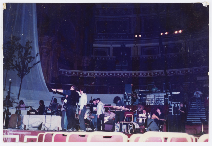 من التحضير لعرض فرقة صابرين في برطانيا عام 1991 