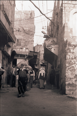 نساء ورجال في شوارع بلدة بيت ساحور